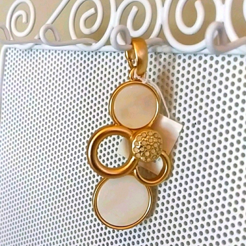 NWT Lia Sophia Mother of Pearl Pendant